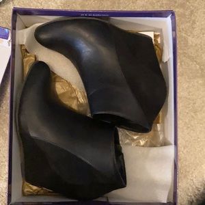 Worn a couple times size 8.5 Black pari Zumba madden girl shoes